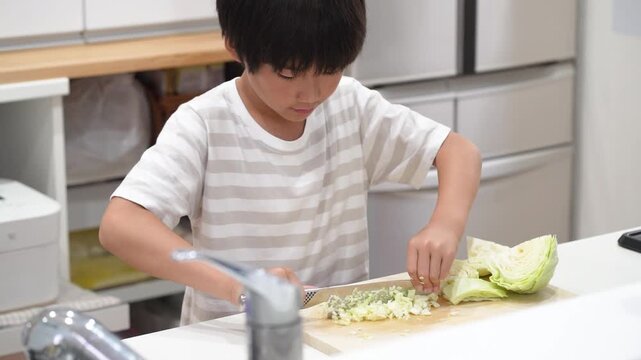 料理する男の子