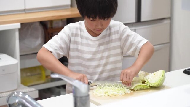 料理する男の子