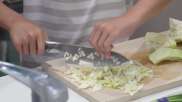 料理する男の子