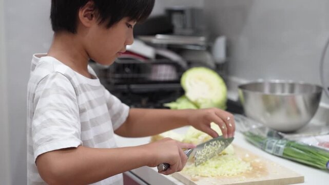 料理する男の子