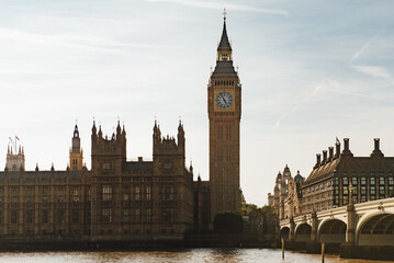 Fototapeta premium The beauty of Big Ben and Palace of Westminster in daytime, England, a must-visit historic landmark and popular tourist attraction.