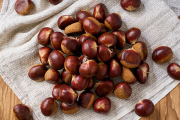 和栗｜クロスに広げた生の栗の食材カット（秋の旬）