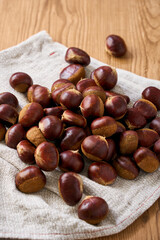 和栗｜クロスに広げた生の栗の食材カット（秋の旬）