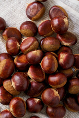 和栗｜クロスに広げた生の栗の食材カット（秋の旬）