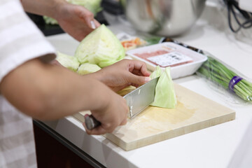 	料理する男の子