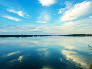 川面に反射する雲