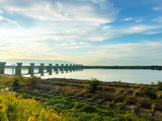 夕暮れの河原の風景