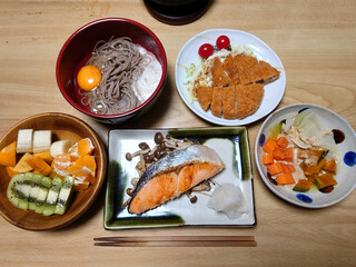 An example of a Japanese meal that combines grilled salted autumn salmon and Tsukimi Tororo soba noodles / 秋鮭の塩焼きと月見とろろそばを組み合わせた和食御膳の例