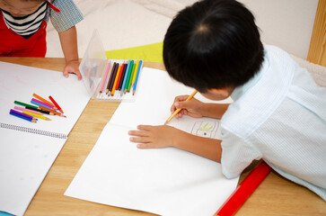 仲よく遊ぶ兄弟