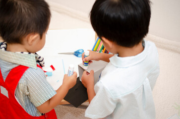 仲よく遊ぶ兄弟