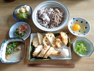 A classic Japanese dish: Zaru Soba and Assorted Tempura Set (with a small side dish and dessert) / 和食の定番メニュー～ざるそばと天ぷら盛り合わせの定食セット (小鉢とデザート付き)