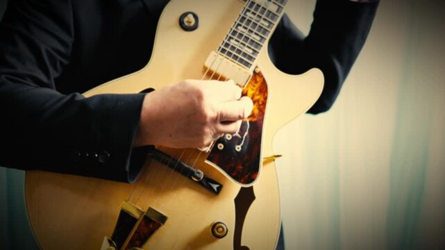 エレキギター を弾いている人の手元のアップ：古い雰囲