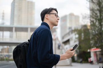 スマホを持つ男性