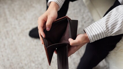  財布を確認するお金がない貧乏学生