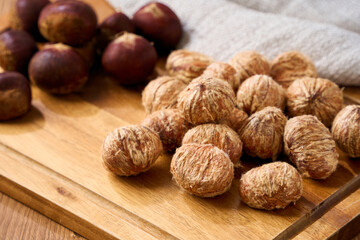 渋皮付きの和栗｜下ごしらえ途中の栗（調理工程・秋の食材）