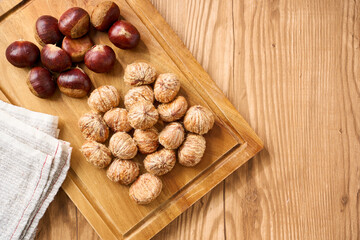 渋皮付きの和栗｜下ごしらえ途中の栗（調理工程・秋の食材）