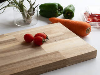 まな板の上のミニトマト