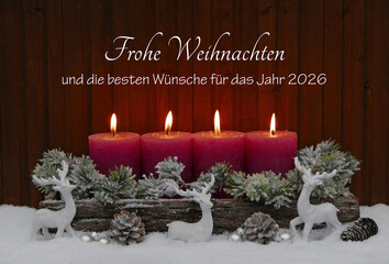 Weihnachtskarte: Rote brennende Kerzen mit Tannenzweigen und Weihnachtsdekoration vor einem...