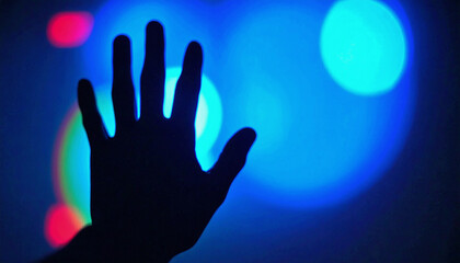 現実を侵食するサイバー感染とシルエット