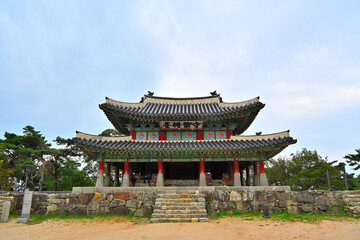 Obraz premium Korean traditional building with no owner built near the top of the mountain