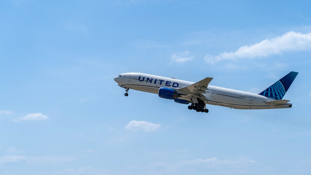 United Boeing 777 takes off at ZRH international airport