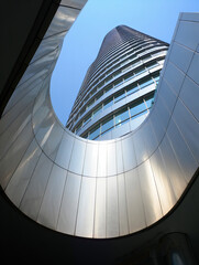 Obraz premium Futuristic skyscraper viewed through curved metallic opening