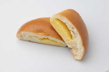 日本の庶民的な菓子パンの1つ、クリームパンの単品画像