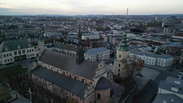 Kielce - Polska - widok z drona na panorame miasta. Wierzowce i zabytki