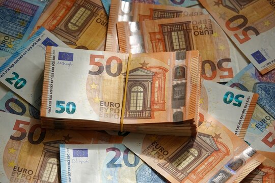 Des billets de 50 euros et de 20 euros	