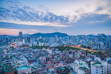 Naklejka premium Seoul's Namsan Tower and its surrounding cityscape during the autumn day
