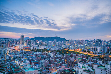 Fototapeta premium Seoul's Namsan Tower and its surrounding cityscape during the autumn day