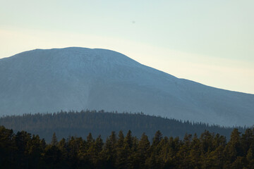 Mountains reaching in to the sky.