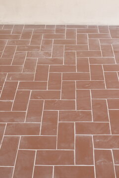 Ch&atilde;o de &aacute;rea de casa antiga, fundo com piso vermelho retangular intercalado