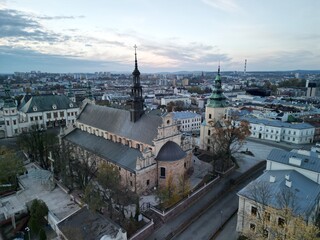 Kielce - Polska - widok z drona na panorame miasta. Wierzowce i zabytki