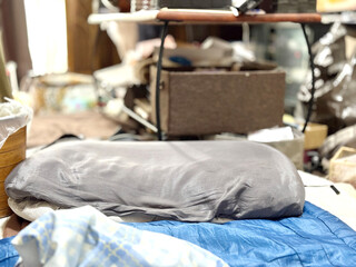 枕と布団の向こうにテーブルなど部屋ボカシ背景