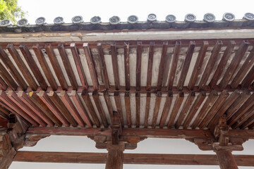 たくさんの垂木に支えられた日本の木造建築の軒 © 木村　亨