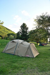 モヤヒルズキャンプ場のテントと夏の景色（青森県青森市）