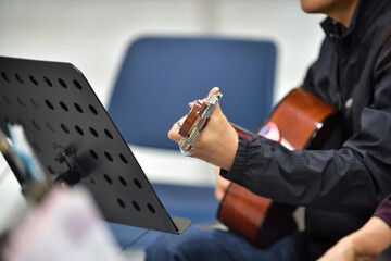 Practice the guitar chord playing