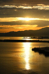 朝日が照らす陸奥湾の穏やかな海景色（青森）