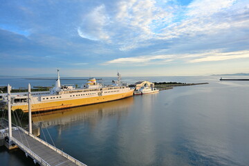 朝の光に包まれる陸奥湾の静かな水面（青森県）