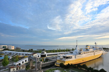 朝の光に包まれる陸奥湾の静かな水面（青森県）