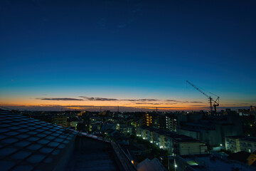 朝日　朝焼け　都会の朝日