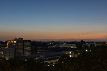 朝日　朝焼け　都会の朝日