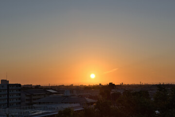 朝日　朝焼け　都会の朝日