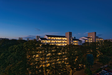 朝日　朝焼け　都会の朝日