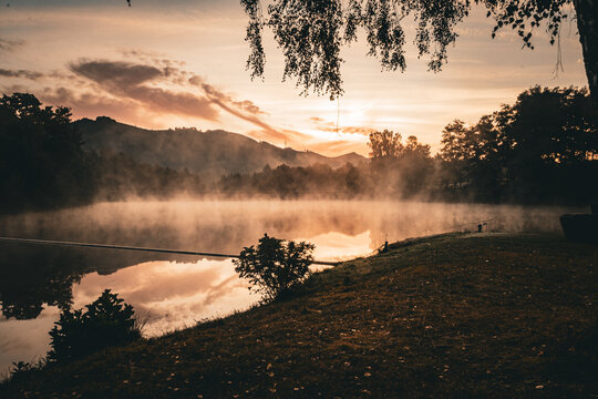 nebliger See im Morgenlicht 