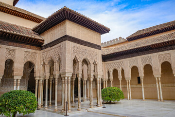Obraz premium Granada, Spain - 21 Oct 2025: Islamic architecture in the Palacio de los Leones, Nasrid Palaces, Alhambra, UNESCO World Heritage Site
