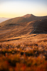 Czerwone niebo nad Bieszczadzkim Parkiem Narodowym. Red sky over the Bieszczady National Park. © W Podróży do Chmur