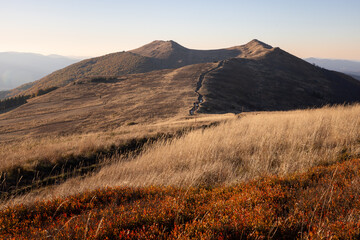 Bieszczady jesienią – widok na połoniny. The Bieszczady Mountains in autumn – view of the high mountain meadows © W Podróży do Chmur