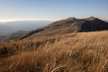 Malowniczy krajobraz Bieszczadów jesienią. Picturesque landscape of the Bieszczady Mountains in autumn. © W Podróży do Chmur
